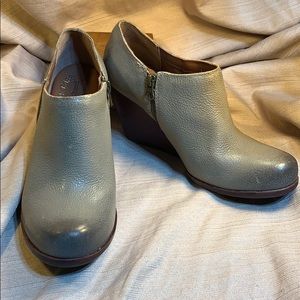 Kork Ease NWOT leather heel ankle boots slimming